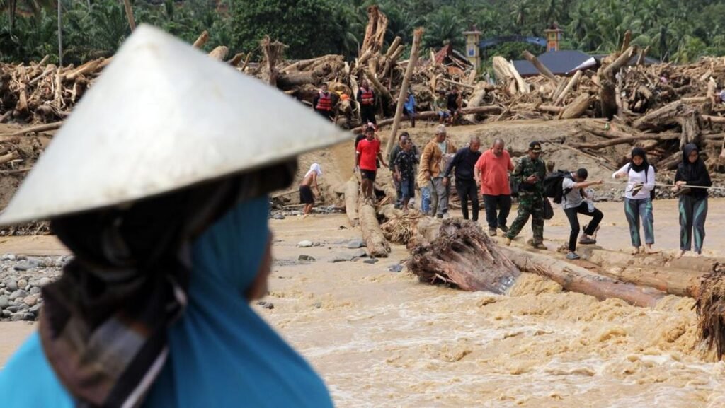 akses-jalan-di-tapanuli-selatan-putus-akibat-banjir-bandang-1764409667729_169.jpeg