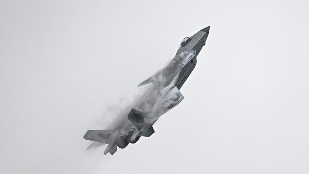 aksi-jet-tempur-siluman-j-20-di-china-airshow_169.jpeg
