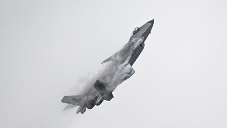 aksi-jet-tempur-siluman-j-20-di-china-airshow_169.jpeg