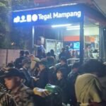 antrean-penumpang-yang-mengular-hingga-keluar-halte-tegal-mampang-1755004218201_169.jpeg