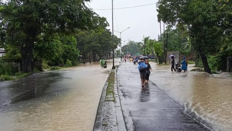 banjir-setinggi-satu-meter-merendam-kota-medan-usai-hujan-deras-1764217123863_169.jpeg