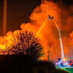brandweer-in-zutphen-heeft-handen-vol-aan-brandende-vuilnisbelt.jpg