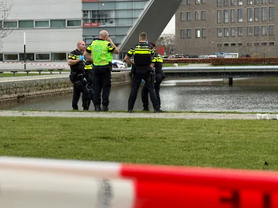 de-politie-doet-onderzoek-naar-het-overlijden-van-een-slachtoffer-in-het-water-bij-den-bosch.webp