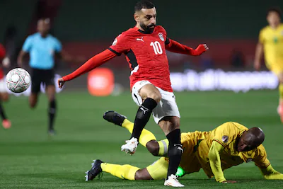 egypt-s-forward-10-mohamed-salah-and-zimbabwe-s-defender-02-gerald-takwara-compete-for-the-ball-duri.webp