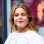 eloise-van-oranje-scheurt-oorlel-uit-niet-een-cute-klein-gaatje.jpg