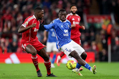 epa12567772-ibrahima-konate-of-liverpool-l-in-action-against-brian-brobbey-of-sunderland-r-during-th.webp