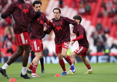 epa12614254-federico-chiesa-of-liverpool-c-warms-up-ahead-of-the-english-premier-league-match-betwee.webp