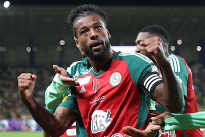 ettifaq-s-dutch-midfielder-08-georginio-wijnaldum-celebrates-scoring-his-team-s-third-goal-during-th.jpeg