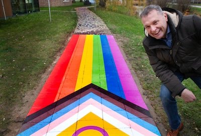 geldermalsen-dg20251209-5605-bert-van-erkom-nam-initiatief-voor-regenboogpad-foto-william-hoogteylin.jpeg