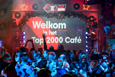 hilversum-25-12-2024-top-2000-cafe-start-van-de-26e-npo-radio-2-top-2000-in-het-top-2000-cafe-in-hil.webp
