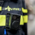 illustratief-een-politieagent-met-een-bodycam-aan-het-werk-op-straat-anp-emiel-muijderman.webp