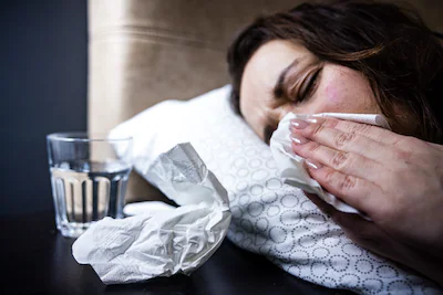 illustratief-een-vrouw-met-griepklachten-in-een-bed-wanneer-er-twee-weken-achter-elkaar-minstens-53.webp
