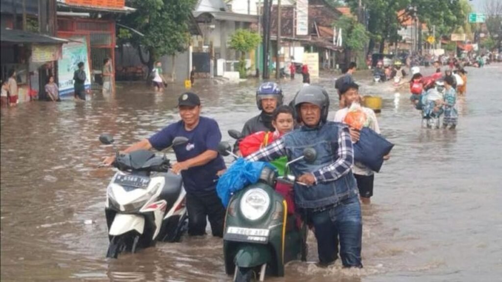 jalan-kraton-pasuruan-jawa-timur-lumpuh-akibat-terendam-banjir_169.jpeg