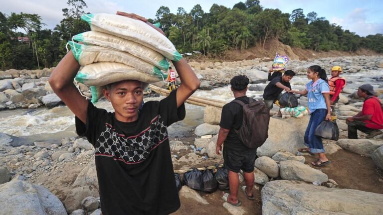 jembatan-darurat-korban-banjir-bandang-palembayan-1764635266463_169.jpeg