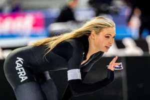 jutta-leerdam-heeft-zich-na-haar-val-op-de-1000-meter-gerevancheerd-met-de-tweede-tijd-op-de-500-met.webp