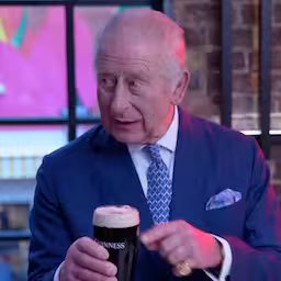 koning-charles-haalt-schuimsnor-bij-guinness-brouwerij.jpg