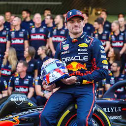 live-f1-aftellen-tot-kampioensrace-verstappen-poseert-voor-teamfoto.jpg