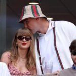 momen-mesra-taylor-swift-bersama-travis-kelce-hingga-resmi-tunangan-1756275398826_169.jpeg
