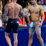 olympische-spelen-2024-parijs-finales-zwemmen-zondag-arno-kamminga-feliciteert-adam-peaty-met-de-zil.webp