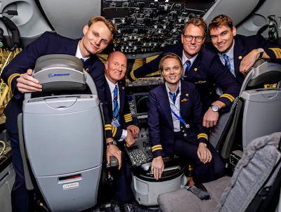 opdrachtnummernl20251114-3097-portret-van-de-pilotenfamilie-van-balen-in-de-klm-hangar-foto-pim-ras.webp