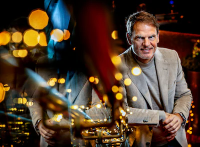 opdrachtnummernl20251121-3893-portret-van-frank-de-boer-in-kerstsferen-favoriet-foto-pim-ras.webp