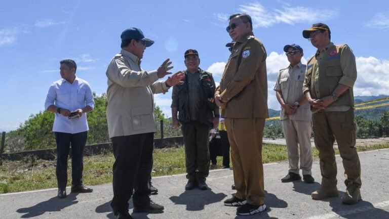 presiden-kunjungi-lokasi-bencana-di-aceh-1764571620394_169.jpeg