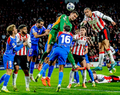 psv-atletico-madrid-champions-league-2025-20626-in-de-slotfase-gaat-keeper-kovar-mee-naar-voren-maar.webp