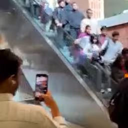 roltrap-vol-studenten-slaat-op-hol-in-bangladesh.jpg