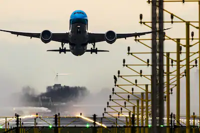 schiphol-een-vliegtuig-van-klm-vertrekt-via-een-natte-kaagbaan-van-schiphol.webp