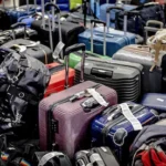 schiphol-koffers-bij-de-bagagebanden-op-luchthaven-schiphol-door-personeelstekorten-drukte-en-veel-g.webp