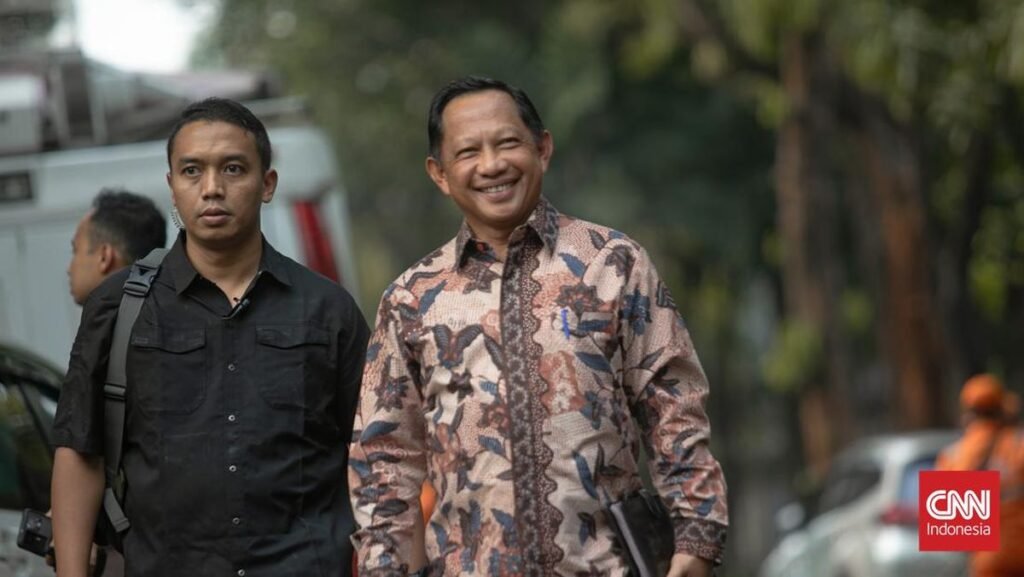 sejumlah-calon-menteri-datangi-kediaman-prabowo-di-kertanegara-4_169.jpeg
