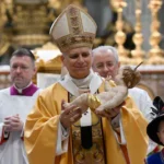 this-handout-photo-provided-on-december-24-2025-by-by-vatican-media-shows-pope-leo-xiv-carrying-the.webp