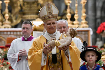 this-handout-photo-provided-on-december-24-2025-by-by-vatican-media-shows-pope-leo-xiv-carrying-the.webp
