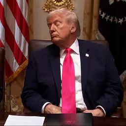 trump-houdt-met-moeite-zijn-ogen-open-tijdens-lang-kabinetsoverleg.jpg