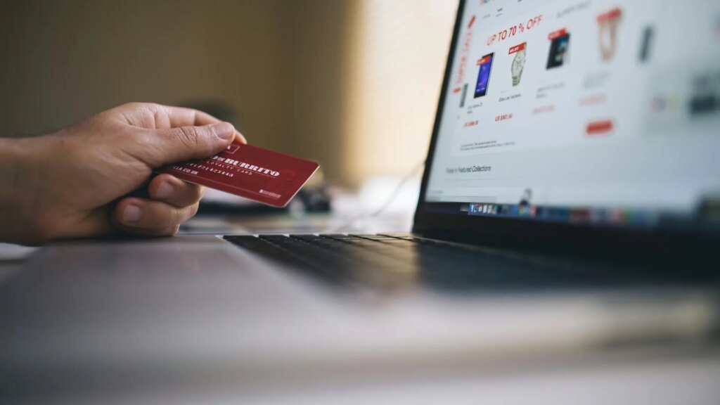 una-persona-pagando-con-tarjeta-una-compra-online-con-el-ordenador.jpeg