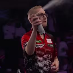 van-der-velde-op-wk-podium-met-spray-tegen-ally-pally-wesp-was-voor-de-gein.jpg