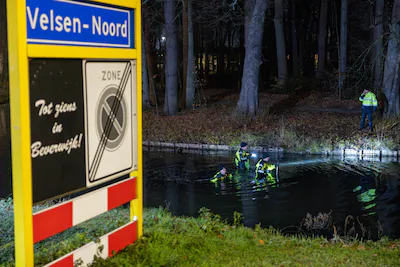 velsen-noord-de-politie-is-zondagavond-bezig-met-een-zoekactie-in-het-water-langs-de-velserweg-in-ve.webp