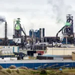 velsen-noord-groene-rook-komt-uit-schoorstenen-van-tata-steel-een-dag-voor-de-actiedag-voor-behoud-v.webp