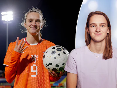 vivianne-miedema-met-de-wedstrijdbal-nadat-ze-op-2-december-vier-keer-scoorde-tegen-zuid-korea.webp