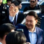 yoon-suk-yeol-muncul-menyapa-pendukung-seetelah-dimakzulkan-1744363439628_169.jpeg