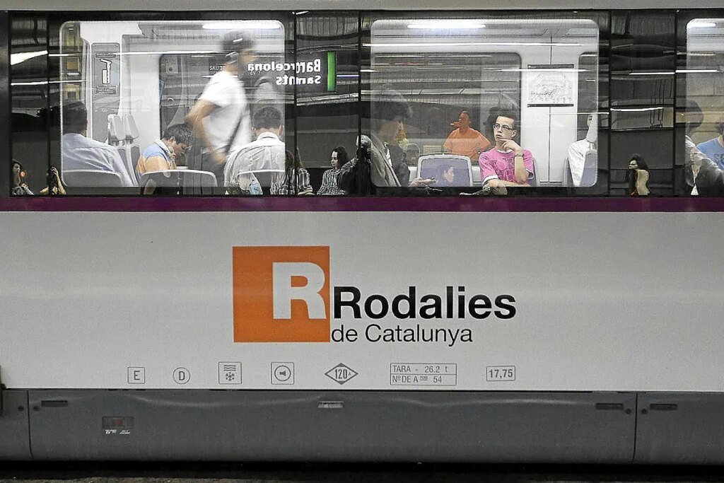 Un tren choca contra un muro de contención y descarrila en la Galida de ...