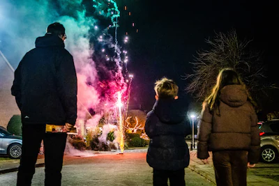 2025-12-31-18-17-04-maasdam-kinderen-en-ouders-steken-vuurwerk-af-op-oudejaarsdag-na-instemming-van.webp