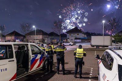 2026-01-01-00-06-07-amsterdam-vuurwerk-wordt-afgestoken-in-floradorp-in-de-wijk-aan-de-noordkant-van.webp