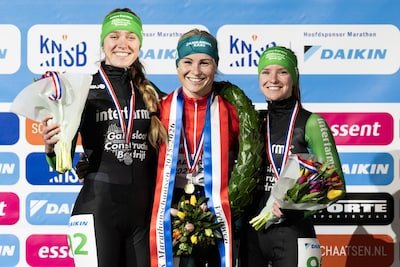 2026-01-01-15-12-05-heerenveen-winnaar-marijke-groenewoud-temidden-van-kim-talsma-l-tweede-en-lianne.jpeg