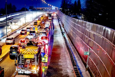 2026-01-05-08-10-42-rotterdam-verkeer-in-de-ochtendspits-op-de-a20-er-is-een-weerwaarschuwing-afgege.webp
