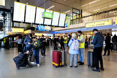 2026-01-07-11-38-11-schiphol-reizigers-worden-geholpen-door-medewerkers-op-luchthaven-schiphol-lucht.webp