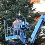 Genie_S-45_lift_used_for_placing_Christmas_decoration_in_Botevgrad_Bulgaria_02_20260108165442-Rw2v1.webp