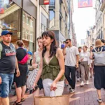 amsterdam-nederland-14-05-2025-bezoekers-uit-binnen-en-buitenland-wandelen-door-het-centrum-tijdens.webp