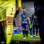 az-ajax-knvb-beker-2025-2026-de-ajacieden-met-hier-centraal-josip-sutalo-verlaten-met-gebogen-hoofd.webp