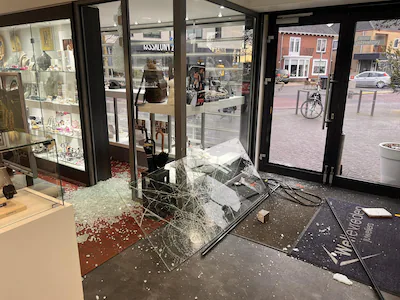 bij-weltevreden-juweliers-aan-de-stuijvenburchstraat-in-eerbeek-is-in-de-nacht-van-dinsdag-op-woensd.webp